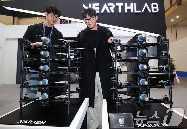 26일 부산 해운대구 벡스코 제1전시장에서 열린 'DSK 2025(드론쇼코리아)'에서 관람객들이 니어스랩 부스에서 군집 자율비행 공격 드론 'XAiDEN'을 살펴보고 있다.  2025.2.26/뉴스1 ⓒ News1 윤일지 기자