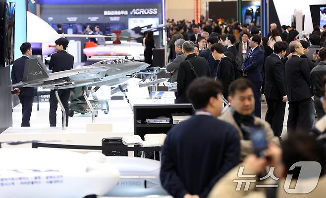 26일 부산 해운대구 벡스코 제1전시장에서 열린 'DSK 2025(드론쇼코리아)'에서 관람객들이 다양한 드론을 살펴보고 있다. 오는 28일까지 열리는 이번 행사에는 역대 최대인 15개국, 306개 사가 1130 부스 규모로 참가하는 전시회와 콘퍼런스, 다양한 체험 이벤트 등으로 구성된다. 2025.2.26/뉴스1 ⓒ News1 윤일지 기자