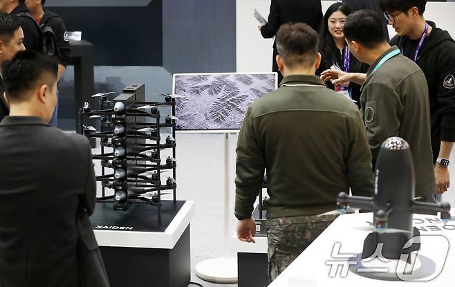 26일 부산 해운대구 벡스코 제1전시장에서 열린 'DSK 2025(드론쇼코리아)'에서 관람객들이 니어스랩 부스에서 군집 자율비행 공격 드론 'XAiDEN'과 고속 요격 AI 드론 'KAiDEN'을 살펴보고 있다. 오는 28일까지 열리는 이번 행사에는 역대 최대인 15개국, 306개 사가 1130 부스 규모로 참가하는 전시회와 콘퍼런스, 다양한 체험 이벤트 등으로 구성된다. 2025.2.26/뉴스1 ⓒ News1 윤일지 기자