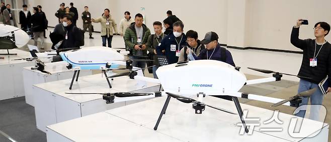 26일 부산 해운대구 벡스코 제1전시장에서 열린 'DSK 2025(드론쇼코리아)'에서 관람객들이 피앤유드론 부스에서 장거리 배송이 가능한 다양한 드론을 살펴보고 있다. 오는 28일까지 열리는 이번 행사에는 역대 최대인 15개국, 306개 사가 1130 부스 규모로 참가하는 전시회와 콘퍼런스, 다양한 체험 이벤트 등으로 구성된다. 2025.2.26/뉴스1 ⓒ News1 윤일지 기자