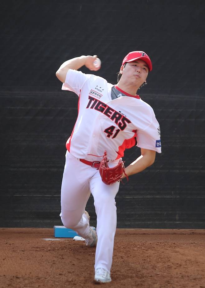 KIA 황동하가 2025 미국 어바인 스프링캠프에서 불펜피칭을 하고 있다. 사진 | KIA 타이거즈