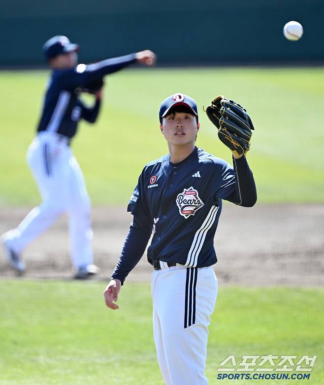 두산 베어스 1군 캠프 유일한 신인 투수 홍민규는 무섭게 성장 중