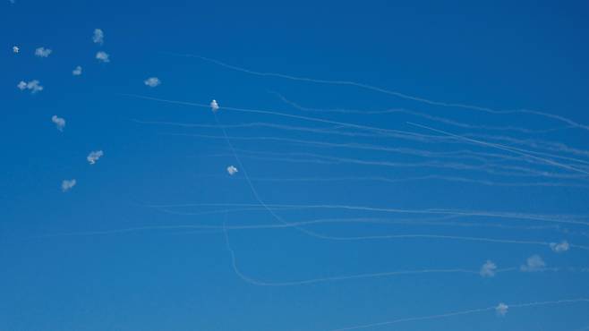 헤즈볼라와 이스라엘이 국경 간 적대 행위를 이어가던 2024년 10월 20일, 이스라엘의 '아이언 돔' 시스템이 레바논이 이스라엘을 향해 발사한 로켓포를 요격하는 모습