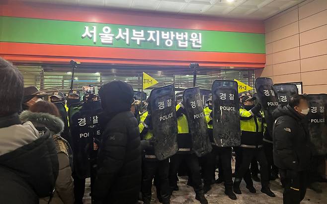 지난 1월 19일 새벽 윤석열 대통령에 대한 구속영장이 발부되자 서울 서부지법에 지지자들이 진입해 난동을 부리자 경찰이 이를 진압하고 있다. /뉴스1