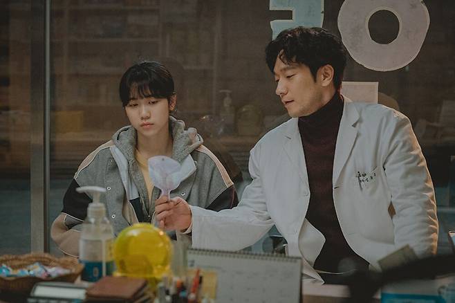 동네 약사로 등장하는 배우 손석구는 인영에게 가벼운 듯 깊은 위로를 전하는 인물로 존재감을 발휘한다.