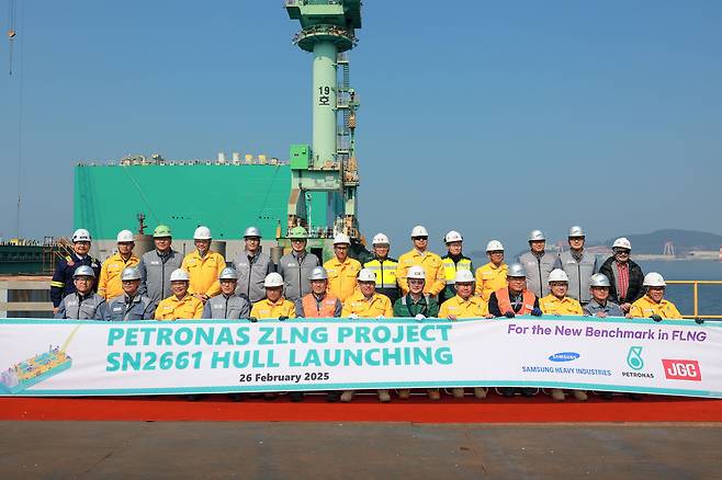 삼성중공업과 말레이시아 페트로나스, 일본  JGC 관계자들이 26일 열린 'PFLNG TIGA' 진수식에서 기념 촬영을 하고 있다./삼성중공업 제공