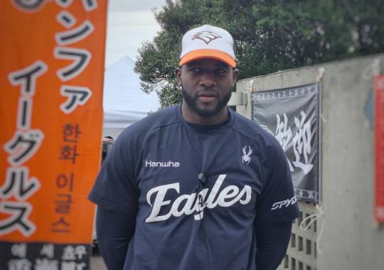 2025시즌 KBO 한화이글스에 합류한 에스테반 플로리얼(27)이 26일 일본 오키나와 고친다 야구장에서 올 시즌 각오를 밝히고 있다. 김민 기자