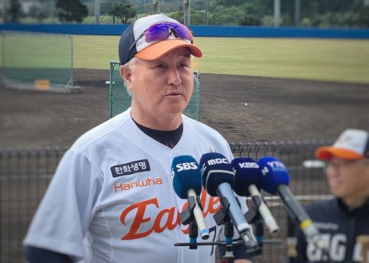 김경문 한화이글스 감독이 26일 일본 오키나와 고친다 야구장에서 취재진을 만나 인터뷰하고 있다. 김민 기자