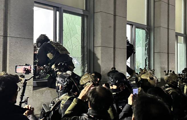 윤석열 대통령이 긴급 대국민 담화를 통해 비상계엄령을 발표한 가운데 4일 서울 여의도 국회에서 계엄군이 창문을 깨고 진입하고 있다. (사진=독자제공) 2024.12.04. [서울=뉴시스]