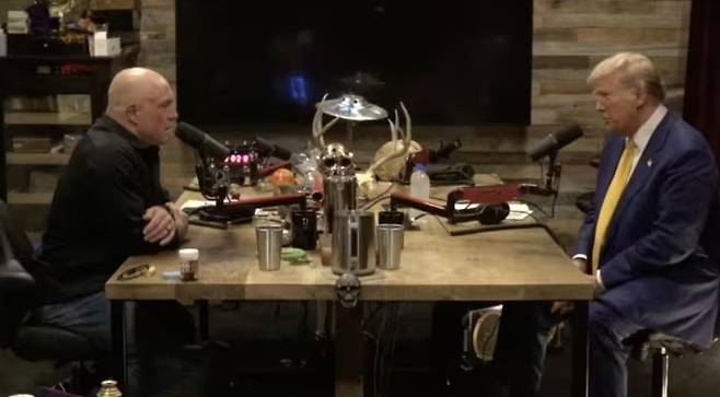 지난해 10월 25일 스포티파이와 유튜브를 통해 공개된 로건(왼쪽)과 트럼프 대통령의 팟캐스트 방송. 사진 출처 로건 유튜브