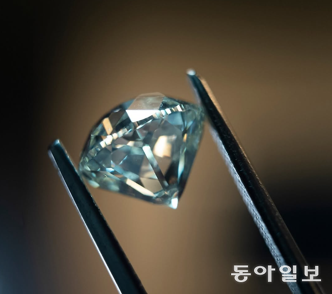 이 작고 반짝이는 돌에 사람들은 계속 열광할 수 있을까. 드비어스그룹 홈페이지