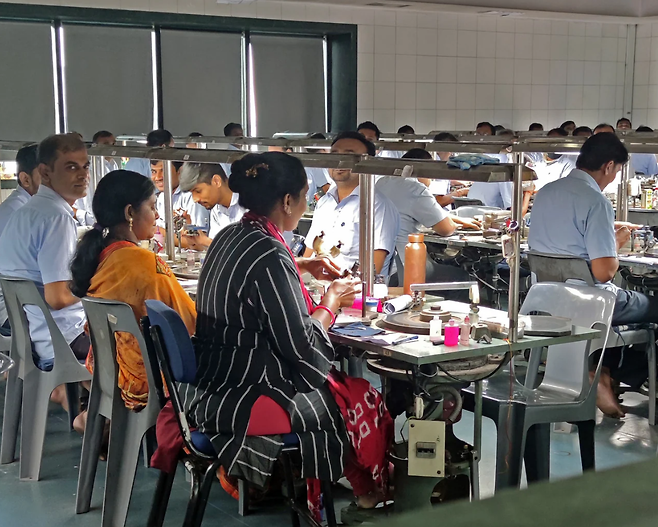 인도 수라트시의 다이아몬드 연마 공장 노동자들의 모습. 5000개 넘는 다이아몬드 공장에서 약 100만명이 일하던 이 지역은 요즘 심각한 불황에 시달리고 있다. 다이아본 홈페이지