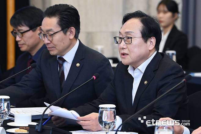 정인교 산업부 통상교섭본부장(오른쪽)과 김완기 특허청장이 포럼에서 발언하는 모습.