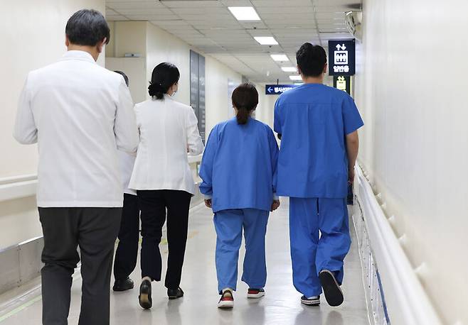 지난 25일 서울 종로구 서울대병원에서 의료진이 이동하고 있다. 연합뉴스