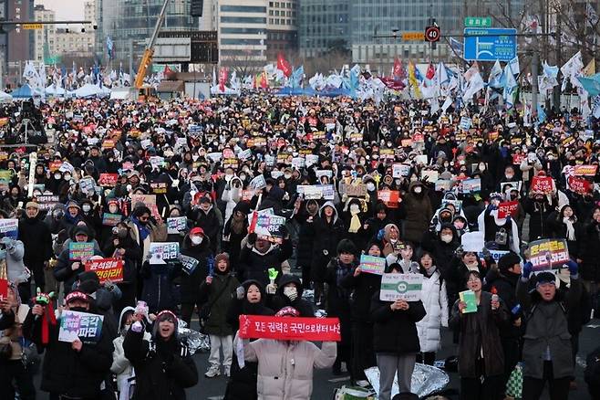 지난 22일 오후 서울 종로구 경복궁 일대에서 열린 ‘윤석열 즉각 퇴진! 사회대개혁! 12차 범시민대행진’이 열려 윤석열 파면을 촉구하고 있다. 정용일 선임기자 yongil@hani.co.kr