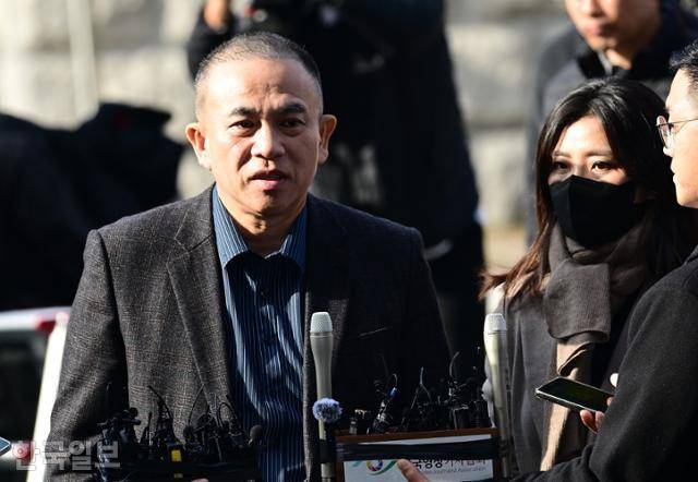 명태균씨가 지난해 11월 8일 경남 창원시 성산구 창원지검에서 조사받기 위해 출석하고 있다. 최주연 기자