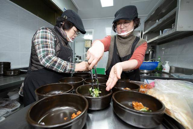 서울시 어르신일자리 사업으로 선정된 서울 성북구 할매정국밥집에서 황춘옥(왼쪽)씨와 양동순씨가 지난 21일 오전 음식을 준비하고 있다. 이한호 기자