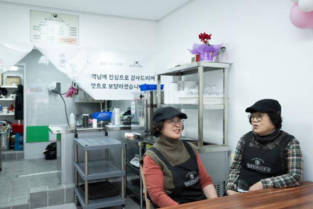 지난 21일 서울 성북구 할매정국밥집에서 황춘옥(오른쪽)씨와 양동순씨가 새 직장에 대해 설명하고 있다. 이한호 기자