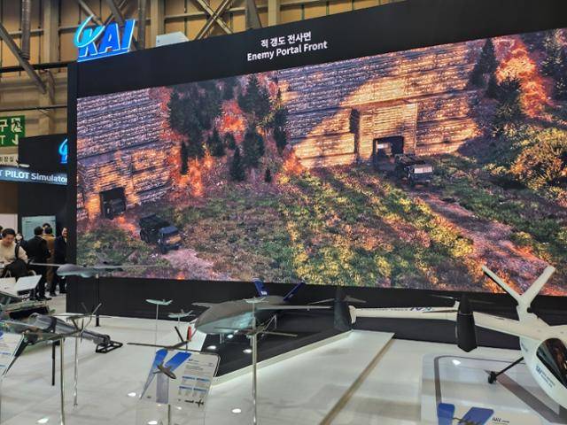 26일 부산 해운대구 벡스코에서 열린 '2025 드론쇼 코리아'의 한국항공우주산업(KAI) 부스에 무인기들이 전시돼 있다. 부산=김현우기자