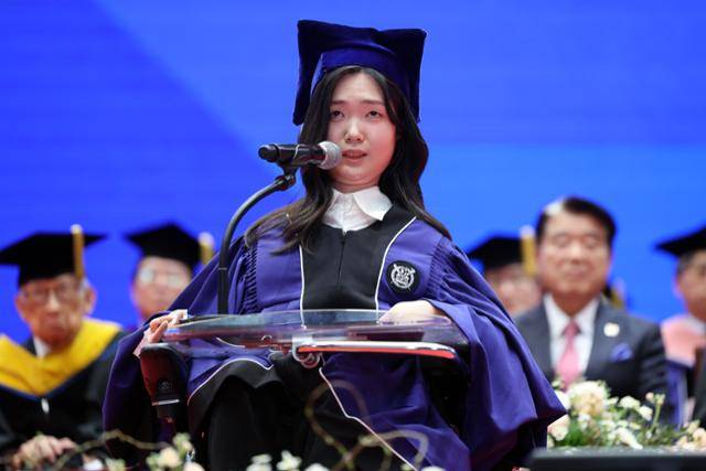 서울대 영어교육과 19학번 장세원씨가 26일 서울 관악구 서울대학교에서 열린 제79회 학위수여식에서 졸업생 대표인사를 하고 있다. 뉴스1