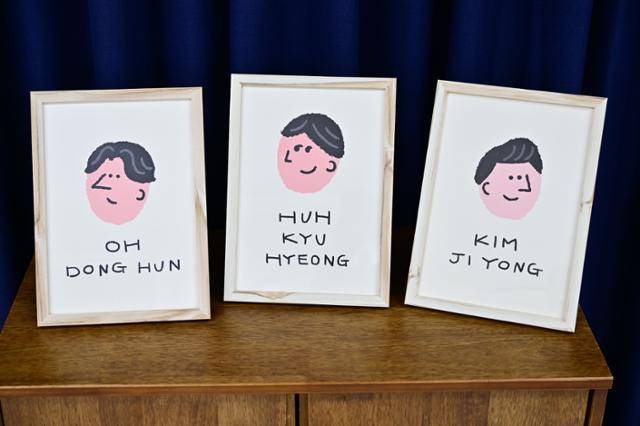 '뇌부자들'의 유튜브 스튜디오에 놓여 있는 세 의사의 캐리커처. 최주연 기자