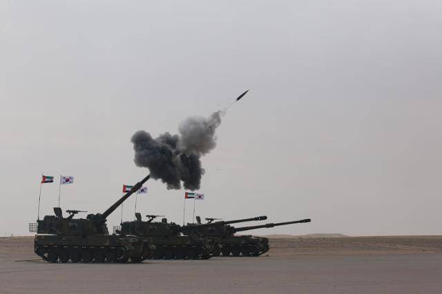10일부터 열흘간 아랍에미리트(UAE) 알하므라 훈련장에서 실시된 연합훈련에서, 이 훈련에 처음으로 투입된 육군 기계화부대 소속 K9A1자주포가 사격을 실시하고 있다. 육군 제공