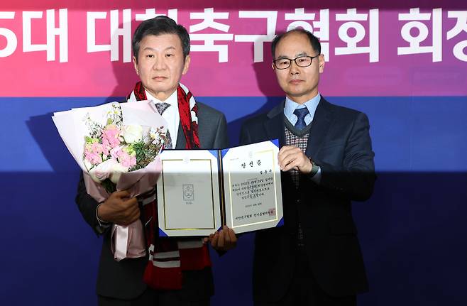 <yonhap photo-4587=""> 정몽규, 축구협회장 4연임 성공 (서울=연합뉴스) 서대연 기자 = 대한축구협회장 4연임에 성공한 정몽규 회장이 26일 서울 종로구 축구회관에서 열린 제55대 대한축구협회 회장 선거에서 당선이 확정된 뒤 당선증을 받고 기념 촬영하고 있다. 2025.2.26 dwise@yna.co.kr/2025-02-26 16:54:40/ <저작권자 ⓒ 1980-2025 ㈜연합뉴스. 무단 전재 재배포 금지, AI 학습 및 활용 금지></yonhap>