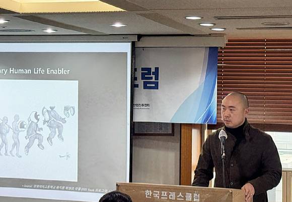 김정균 보령 대표이사가 '우주로 확장하는 인류의 삶'을 주제로 발표하고 있다. [사진=한국항공우주산업진흥협회]