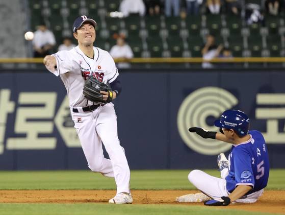병살 완성시키는 김재호   (서울=연합뉴스) 김성민 기자 = 8일 오후 서울 잠실야구장에서 열린 2023 프로야구 삼성 라이온즈와 두산 베어스의 경기. 6회초 삼성 강민호 병살타 때 두산 유격수 김재호가 1루 주자 구자욱을 포스아웃시킨 뒤 1루로 송구하고 있다. 2023.8.8   ksm7976@yna.co.kr (끝)  〈저작권자(c) 연합뉴스, 무단 전재-재배포 금지〉