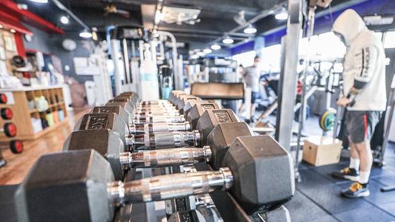 오는 7월부터 수영장에서 강습을 받거나 헬스장에서 퍼스널트레이닝(PT)을 받는 경우 전체 금액의 50%는 소득공제 대상이 된다. 뉴스1