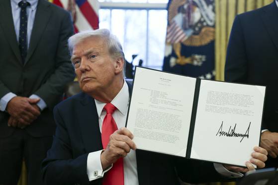 25일(현지시간) 미 백악관에서 행정명령에 사인한 트럼프 미 대통령. AP=연합뉴스