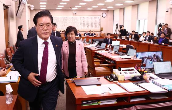 26일 오후 서울 여의도 국회에서 열린 법제사법위원회 전체회의에서 여당 의원들이 상법 개정안을 두고 언쟁을 벌이다 퇴장하고 있다. 뉴스1