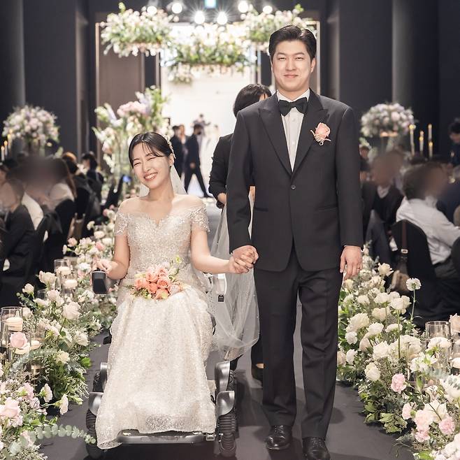 The bride and groom pose during their wedding ceremony. (Kim Hye-mi)