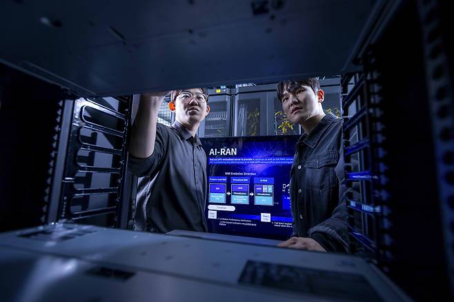 SK Telecom employees test the AI-powered Radio Access Networks technology at the company's office in Seongnam, Gyeonggi, before taking it to Barcelona, Spain, for a demonstration at Mobile World Congress 2025, which runs from March 3 to 6. [SK TELECOM]