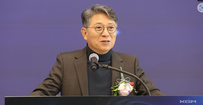 곽재선 KGM 회장이 지난 25일 서울 강남구 익스피리언스 센터 강남에서 열린 개관식에서 인사말을 하고 있다. KGM 제공&nbsp;
