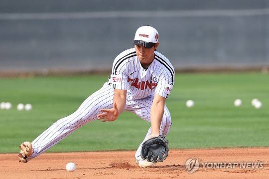 펑고 받는 LG 이영빈