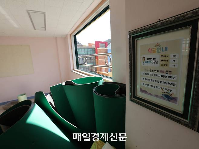 저출생으로 인한 학령 인구 감소로 올해 문을 닫는 초·중·고교가 전국에 49곳인 것으로 집계된 가운데 오전 올해 3월 1일자로 폐교를 앞둔 경기 안산시 상록구 경수초등학교가 비어있다.

폐교를 앞둔 전국 49곳 중 경기지역 학교는 성남 청솔중학교를 비롯해 여주 북내초등학교 운암분교, 화성 장명초등학교 장일분교, 안산 대남초등학교 풍도분교, 안산 경수초등학교, 포천 중리초등학교 등 6개교다. 2025.2.26[이충우기자]