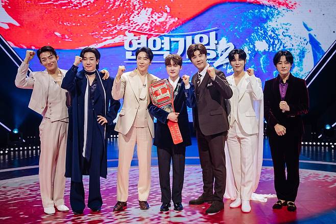 '2025 한일가왕전'에 출전할 '현역가왕2' 톱7에 오른 가수들. 왼쪽부터 신승태, 최수호, 에녹, 박서진, 진해성, 김준수, 강문경.  MBN