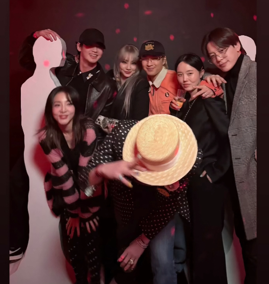 산다라박은 핑크와 블랙이 조화를 이루는 스트라이프 니트와 블랙 미니 원피스를 매치해 러블리하면서도 트렌디한 룩을 완성했다. 사진=산다라박 sns