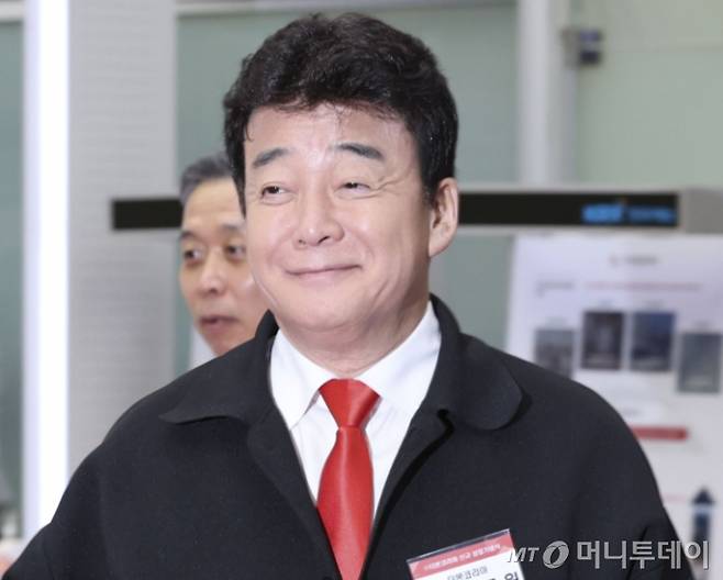 더본코리아 산하 프랜차이즈 연돈볼카츠가 출시한 맥주 '감귤오름'이 타사 과일맥주 대비 감귤 함량이 낮다는 지적을 받고 있다. /사진=뉴시스