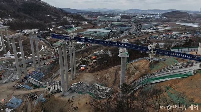 25일 경기도 안성시 서운면 산평리 서울세종고속도로 천안~안성 구간 연결공사 교량 작업 중 교량을 떠받치던 50m 철구조물이 무너져 내려 작업 중이던 인부들이 숨지거나 다쳤다. 사고현장에서 구조대원들이 수색 구조 활동을 하고 있다./사진=뉴시스