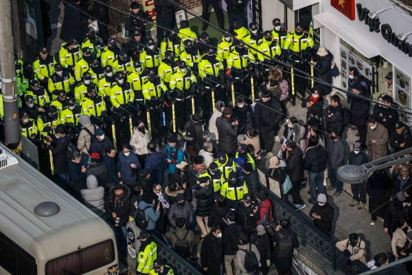 기동대 소속 경찰관이 밤샘 근무 이후 자택에서 목숨을 잃은 사실이 뒤늦게 알려졌다. 사진은 서울 종로구 헌법재판소 인근에서 열린 탄핵 반대 집회에서 경찰 기동대가 벽을 세운 모습. /사진=뉴시스