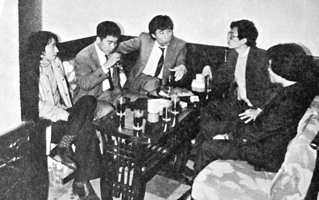 1980년대에 ‘세상 읽기’ 동인들이 모여 대화를 나누는 모습. 왼쪽부터 오태환, 원재길, 윤승천, 이승하, 박세현.