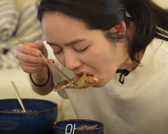 한가인이 간장게장을 맛있게 먹고 있다. / 유튜브 채널 '자유부인 한가인' 캡처