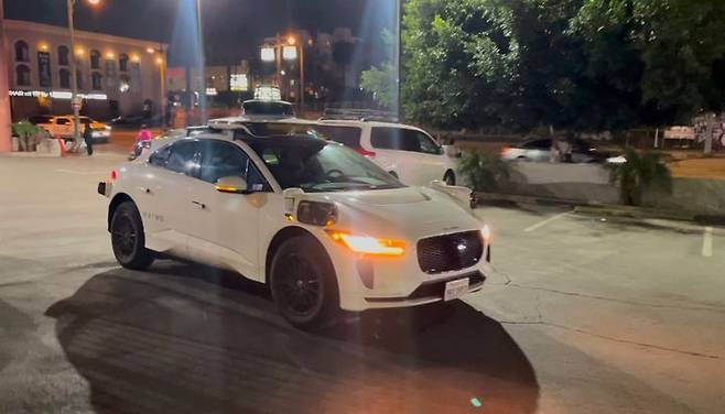 [라스베이거스=뉴시스] 지난 10일(현지시간) 구글 운영사 알파벳의 무인 자동차 자회사 웨이모의 무인 자율주행 택시가 운행하고 있다. 2025.1.10. photo@newsis,com *재판매 및 DB 금지