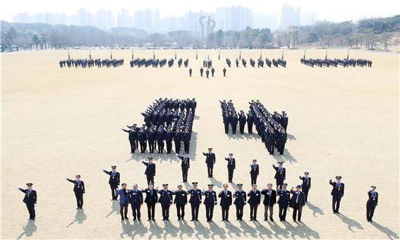 [진주=뉴시스]공군교육사령부는 26일 교육사 대연병장에서 이영수 공군참모총장 주관으로 제54기 항공과학고등학교 졸업 및 임관식을 거행했다.(사진=공군교육사 제공).2025.02.26.photo@newsis.com *재판매 및 DB 금지