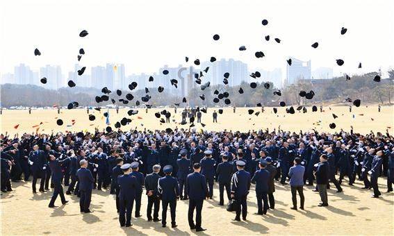 [진주=뉴시스]공군교육사령부는 26일 교육사 대연병장에서 이영수 공군참모총장 주관으로 제54기 항공과학고등학교 졸업 및 임관식을 거행했다.(사진=공군교육사 제공).2025.02.26.photo@newsis.com *재판매 및 DB 금지