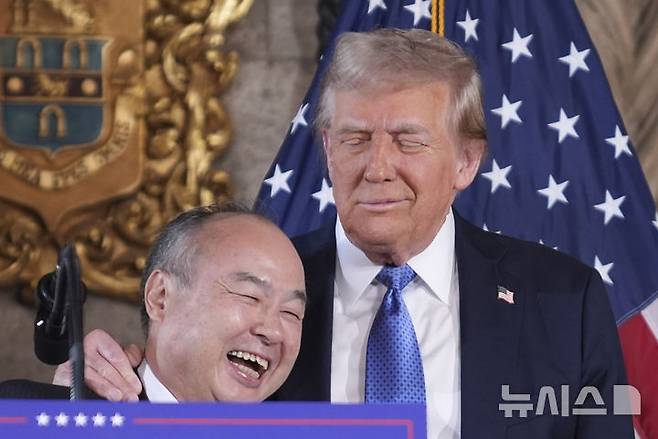[팜비치=AP/뉴시스] 사진은 지난해 12월 16일(현지 시간) 도널드 트럼프(오른쪽) 미국 대통령(당시 당선인)과 마야요시 손(손정의) 일본 소프트뱅크 회장이 플로리다주 팜비치의 마러라고에서 기자회견하고 있는 모습. 당시 손정의 회장은 향후 4년 간 미국에 1000억 달러(143조원)를 AI 기술 관련 인프라에 투자한다는 계획을 발표했다. 2024.12.17.