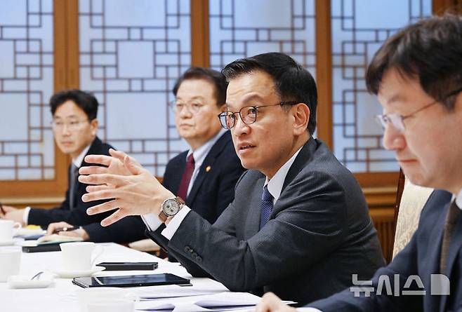 [서울=뉴시스] 조수정 기자 = 최상목 대통령 권한대행 부총리 겸 기획재정부 장관이 21일 정부서울청사에서 열린 대외경제현안간담회를 주재하고 있다. (사진=기획재정부 제공) 2025.02.21. chocrystal@newsis.com