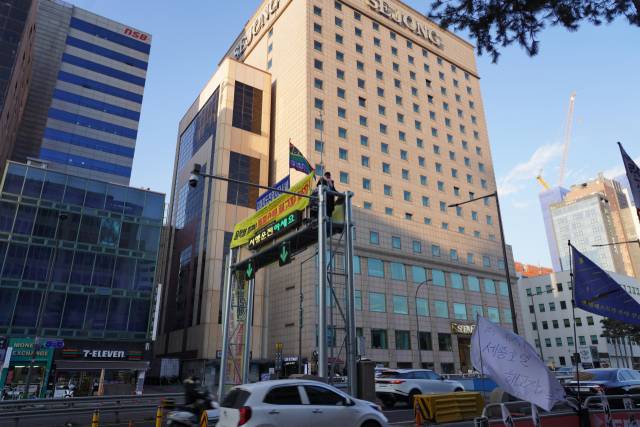 ▲ 고진수 세종호텔지부장이 서울 명동 세종호텔 앞 도로시설 구조물에서 고공농성을 하고 있다. ⓒ프레시안(최용락)